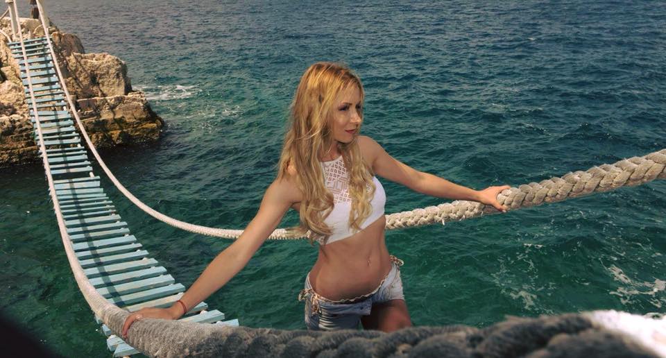 O mai tineti minte pe Betty Stroe? Cum arata acum solista care canta „Blestem”