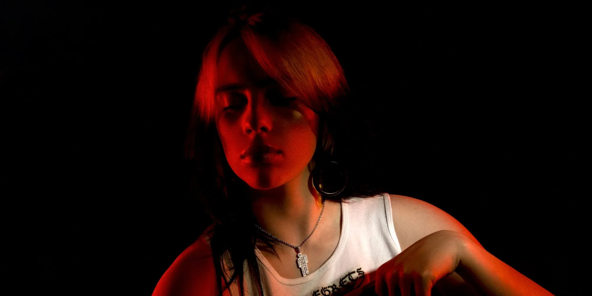 Billie Eilish atinge 1 miliard de vizualizari la videoclipul piesei “Lovely” si pregateste lansarea primei carti