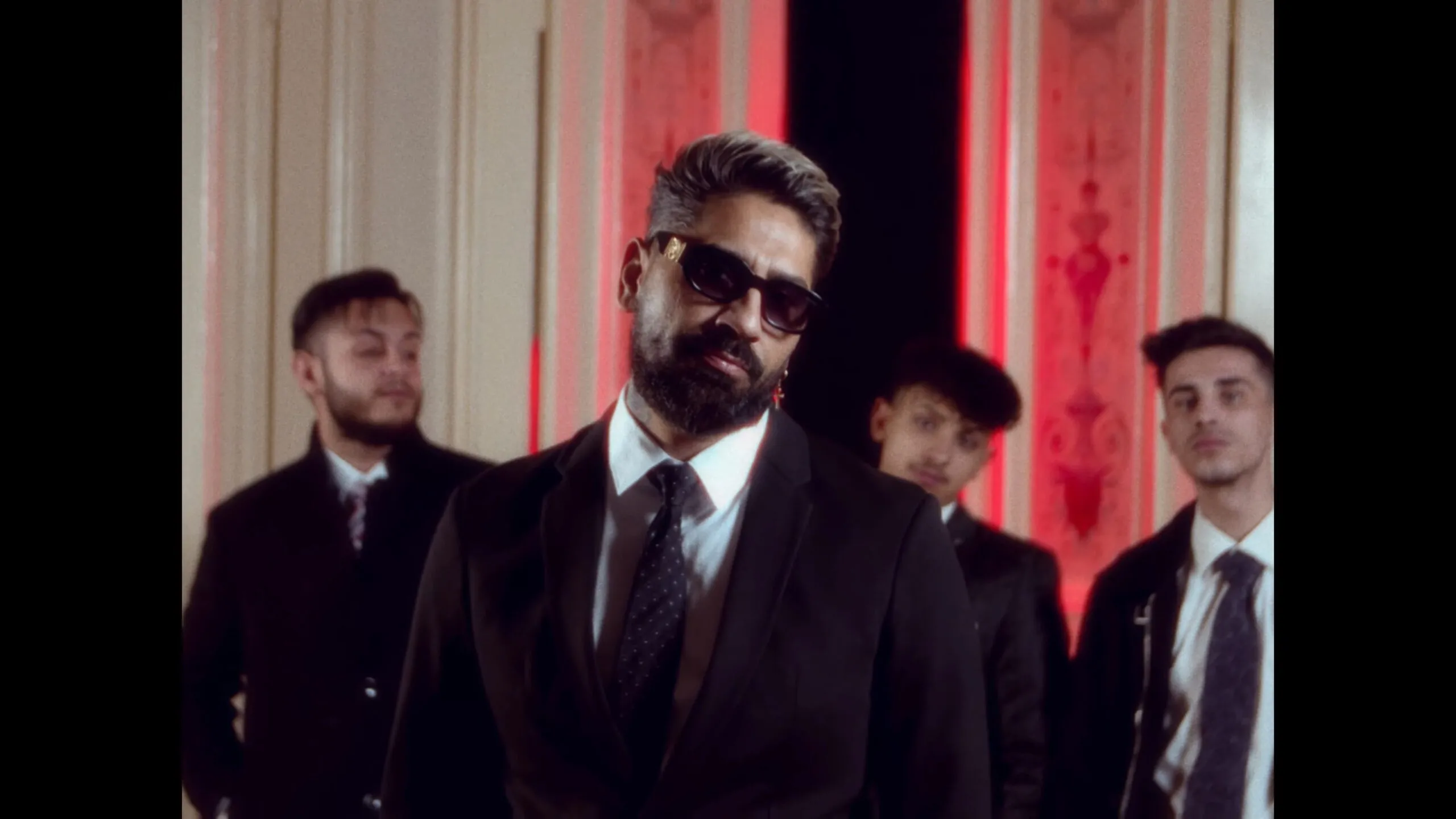 Connect R începe 2022 în forță și lansează primul videoclip pe anul acesta – “Contagios”!
