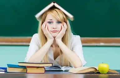10 moduri în care te poți relaxa după o zi grea de școală!