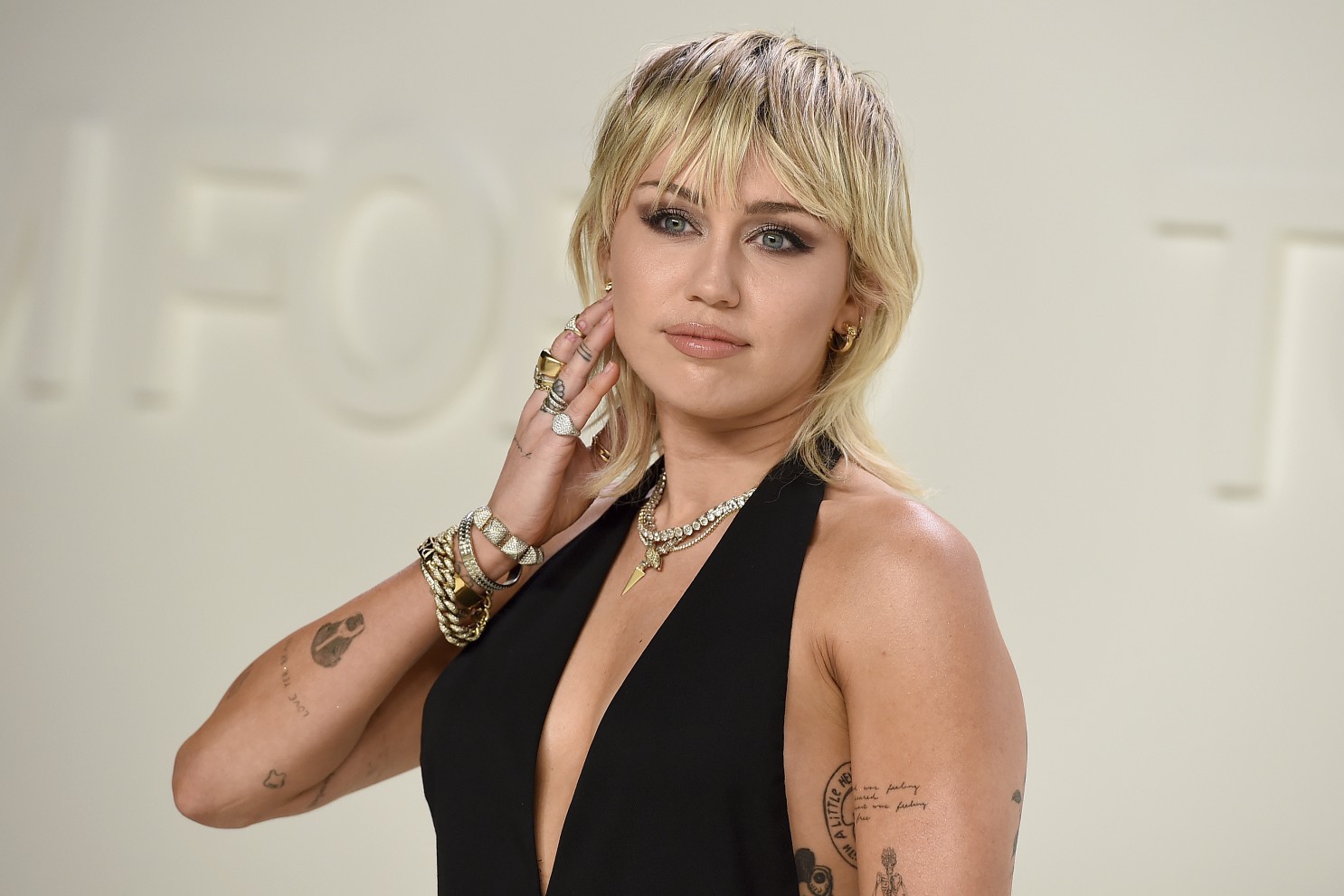 Miley Cyrus spune că personajul Hannah Montana a făcut-o să aibă o „criză de identitate”