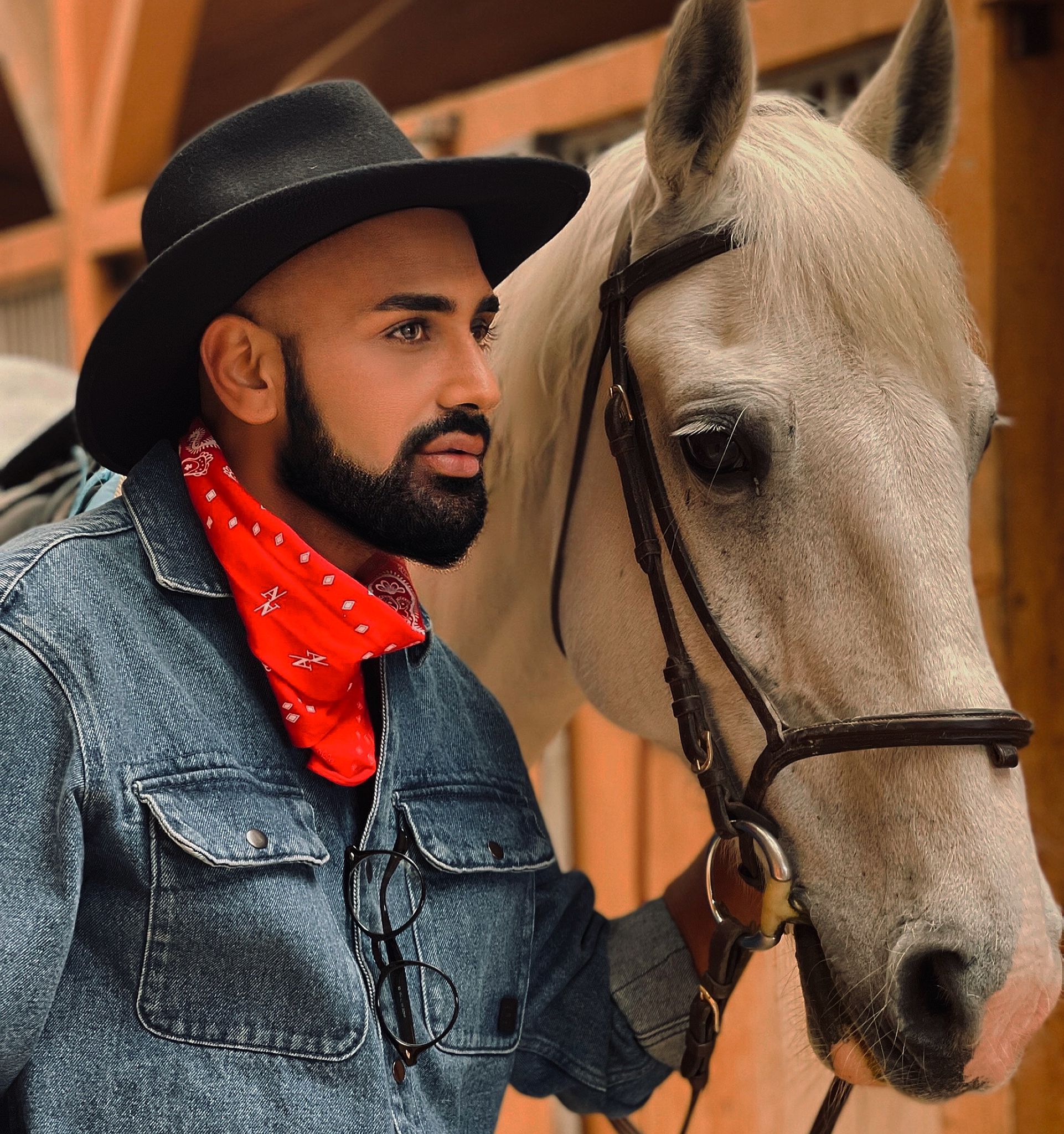 Interviu Ellias: „Sunt o persoană sensibilă din aceasta cauză mă si regăsesc in muzica sensibilă”