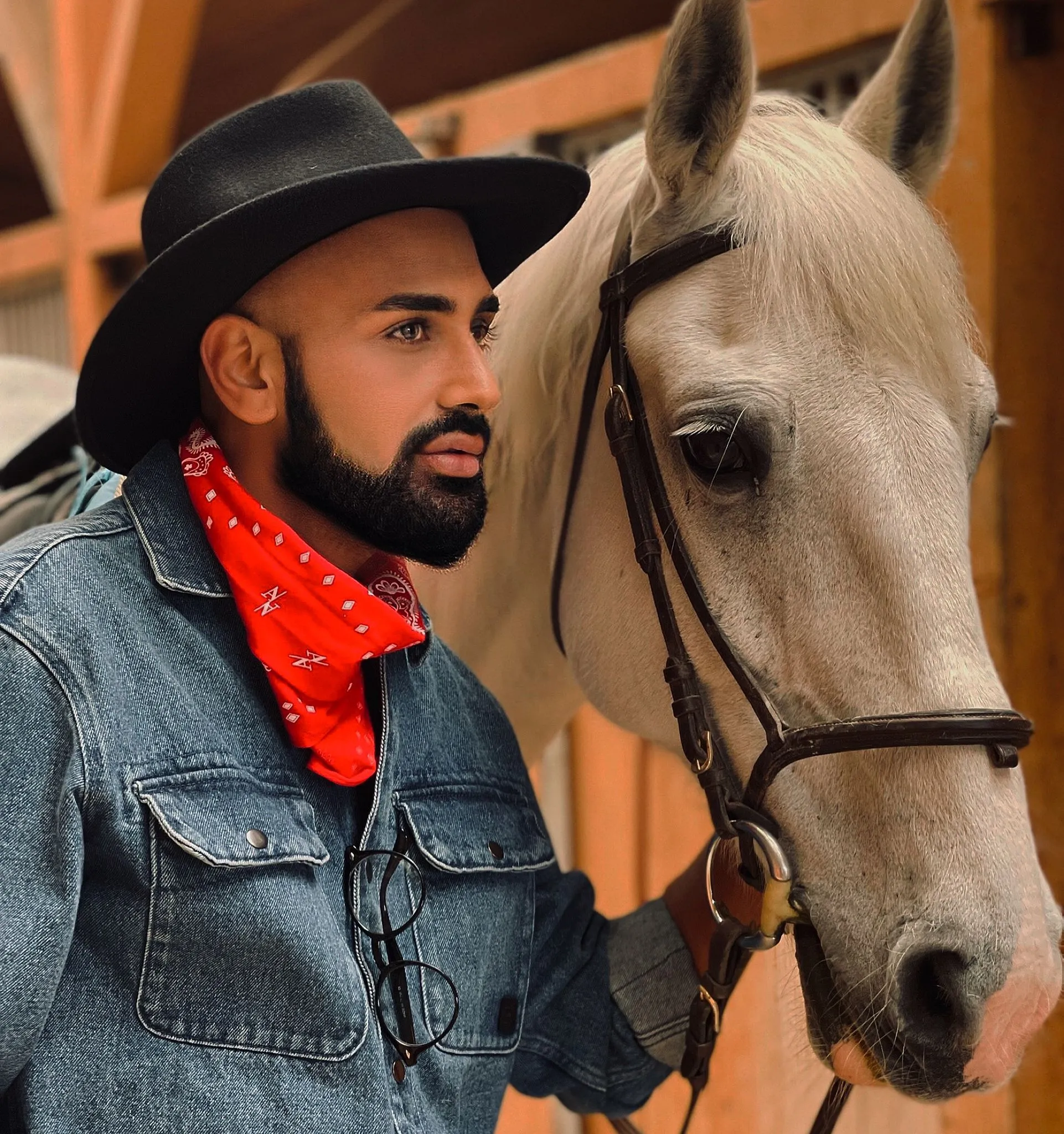Interviu Ellias: „Sunt o persoană sensibilă din aceasta cauză mă si regăsesc in muzica sensibilă”