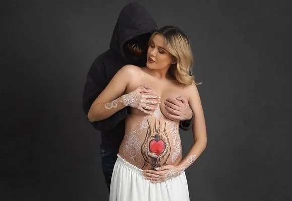 Gravida in 7 luni Emily Burghelea a lansat videoclipul piesei „Emily Baby” cu Bibanu