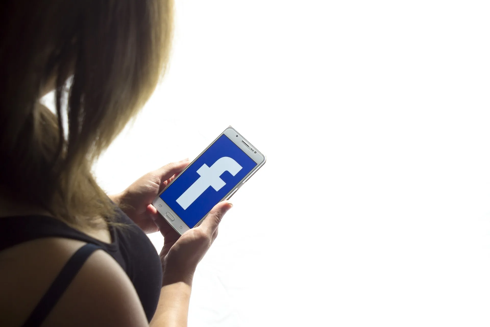 Cum îți găsești crush-ul pe Facebook, dacă ești prea timidă să-l abordezi