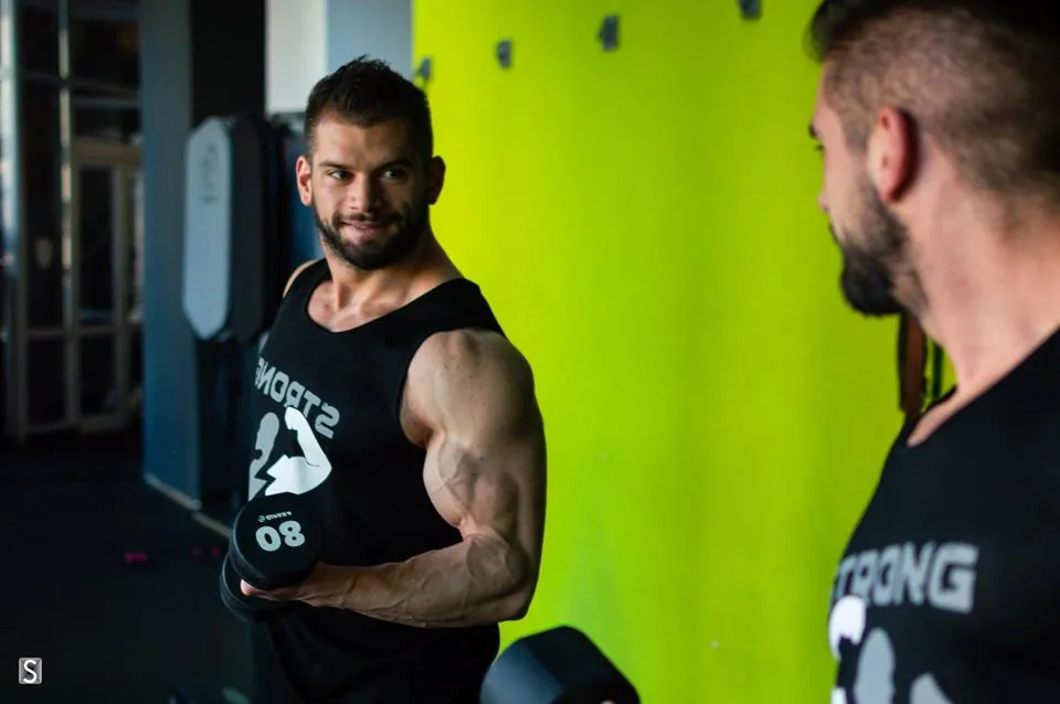 In copilarie avea 80 de kilograme, acum e campion la culturism.