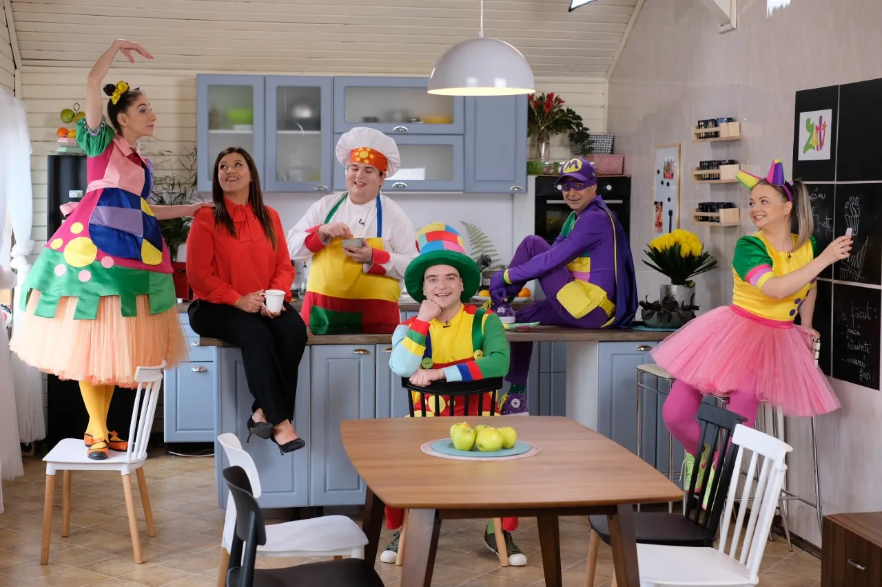 Surpriză la pupitrul știrilor Antena 1! Cine va veni in vizita?
