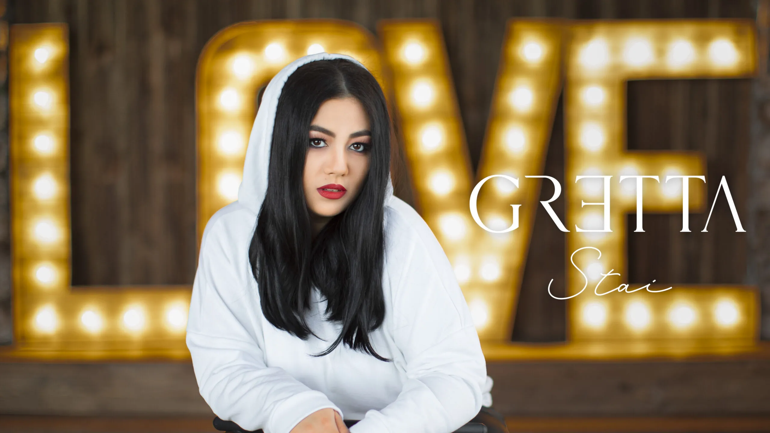 Gretta s-a lansat in lumea muzicala cu melodia “Stai”