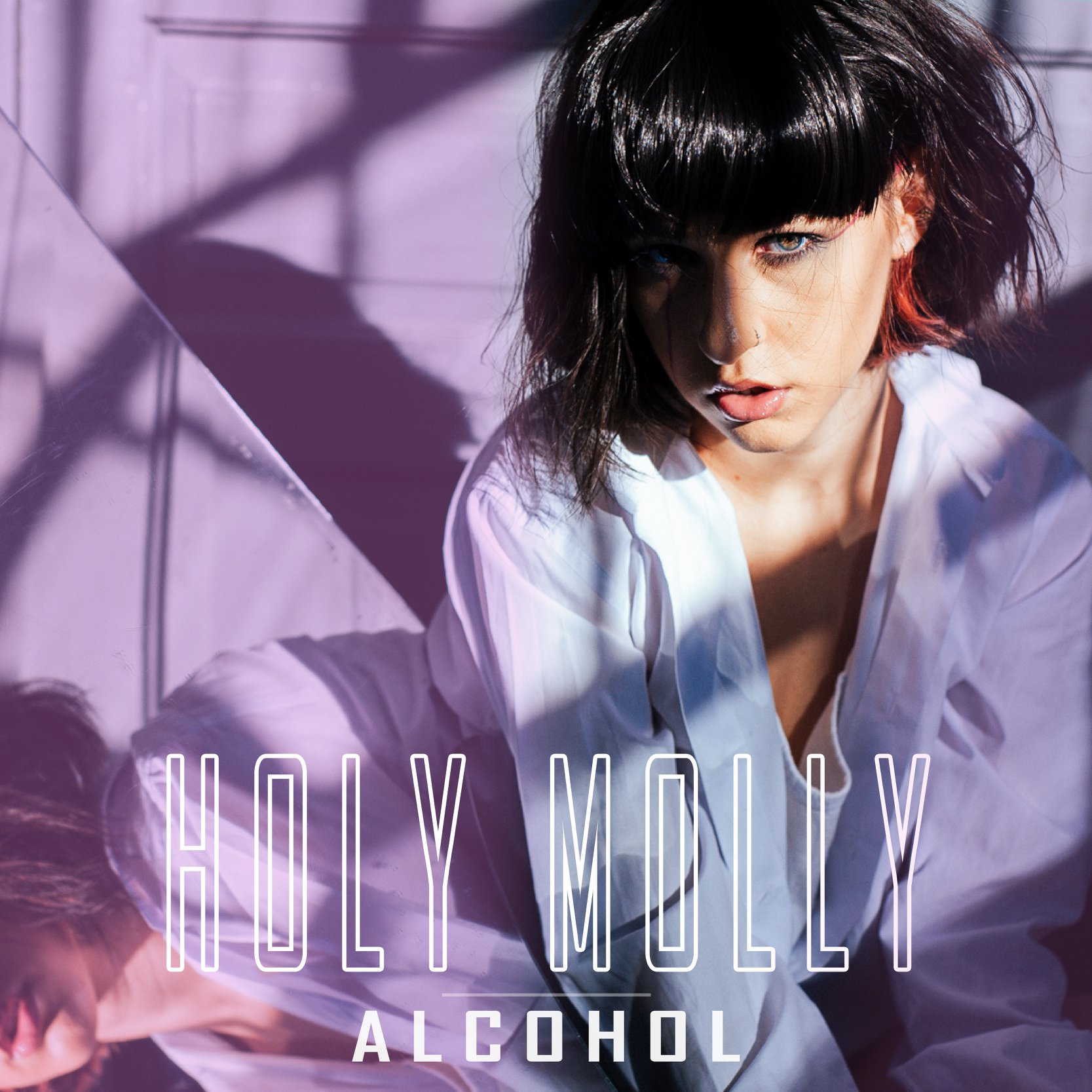 Holly Molly lansează „Alcohol”, o piesă cu un beat hipnotizant