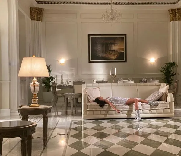Inna a lansat videoclipul oficial al piesei ”Flashbacks” filmat la Palazzo Versace din Dubai