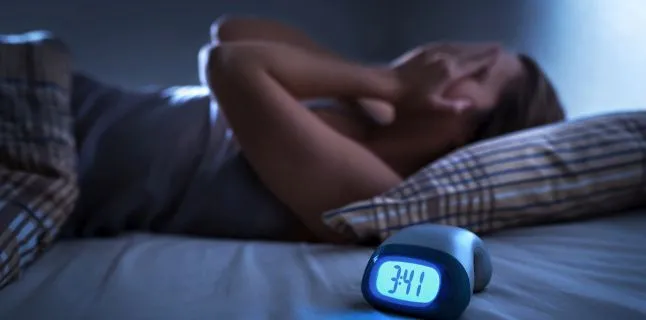Nu poți dormi noaptea? Iată care sunt cauzele și remediile!