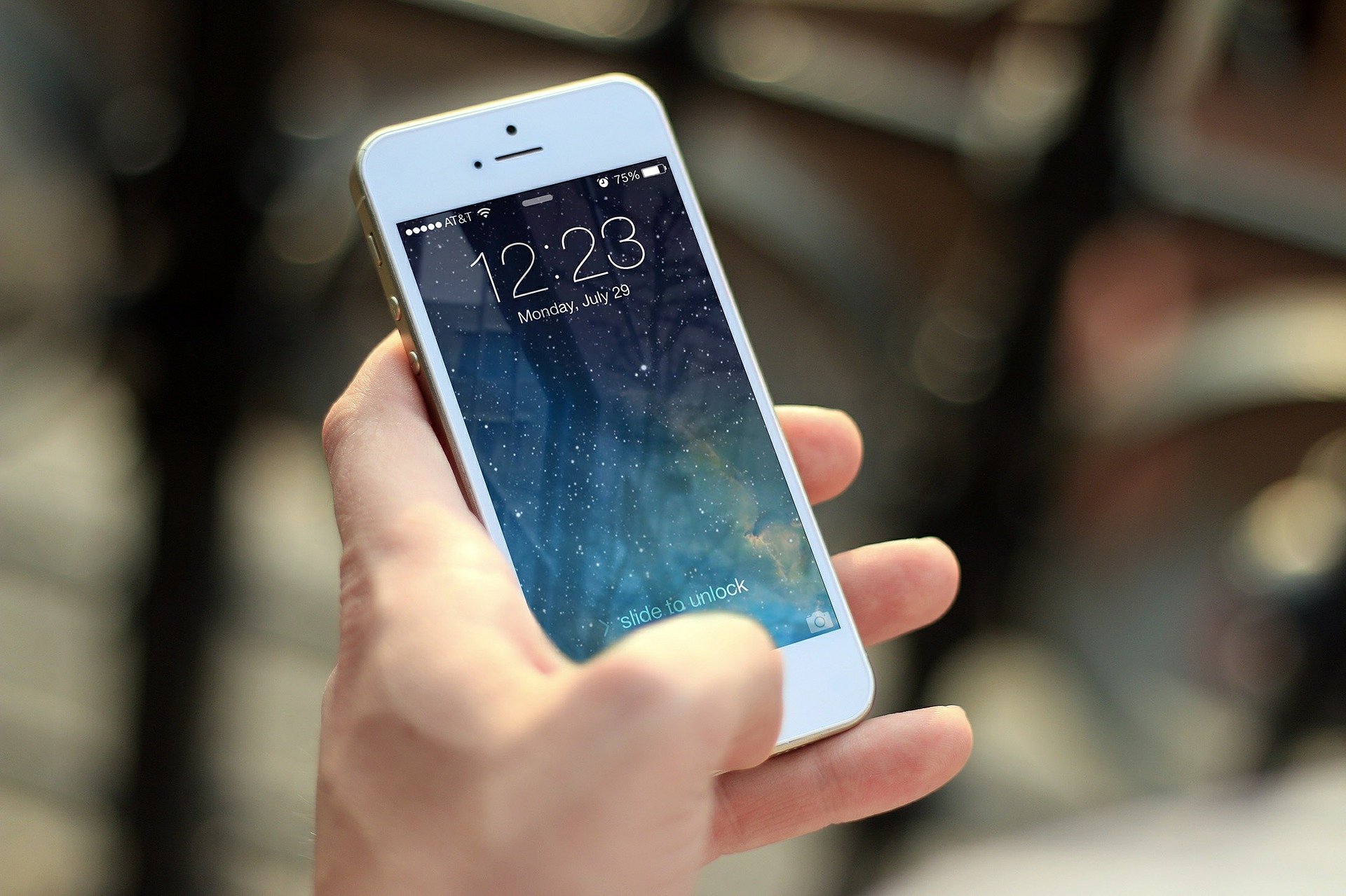 7 cadouri PERFECTE pentru cei care stau toată ziua pe telefon