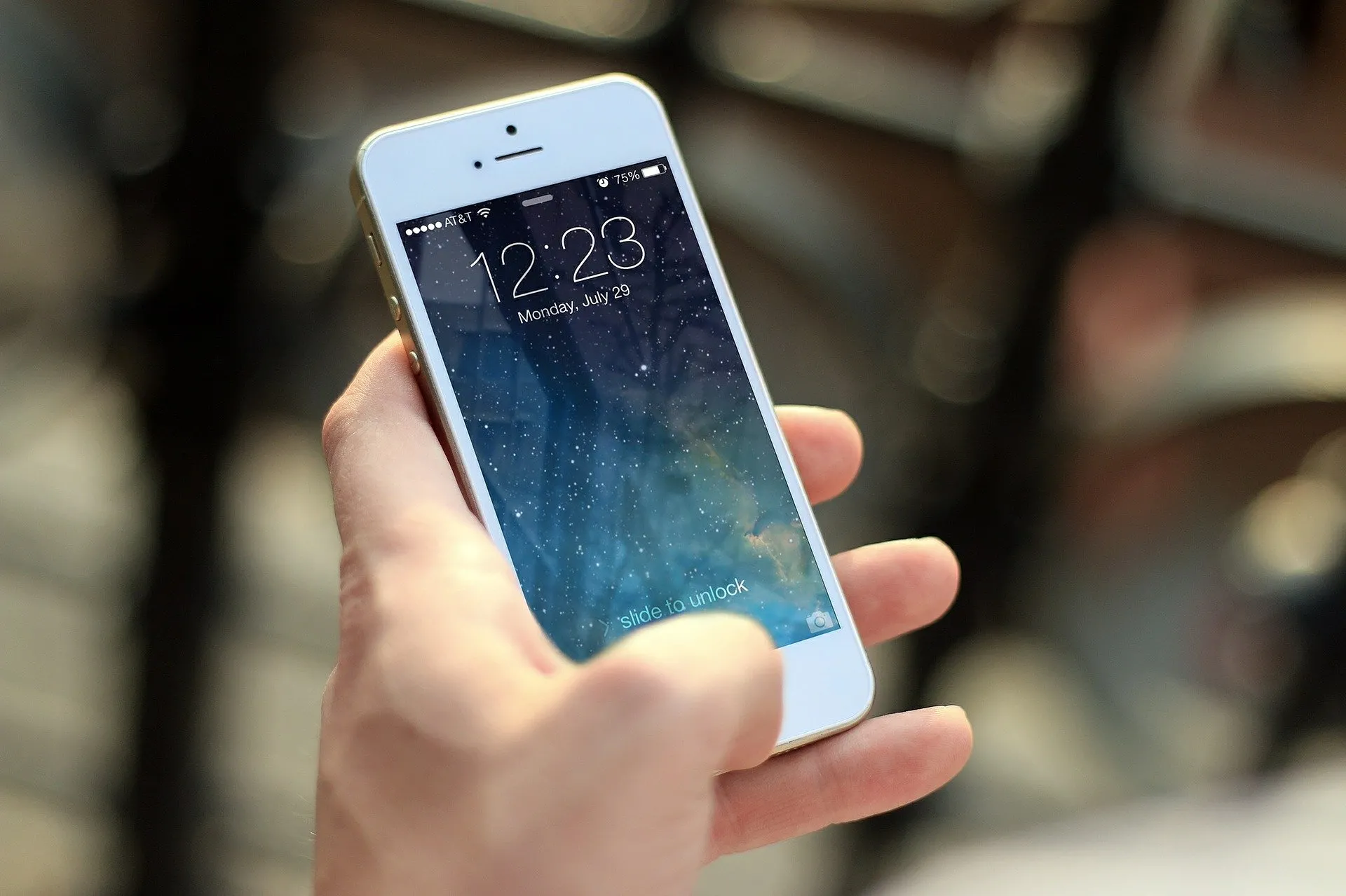 7 cadouri PERFECTE pentru cei care stau toată ziua pe telefon