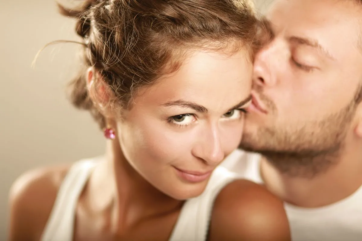 5 moduri prin care un tip îţi arată că te iubeşte