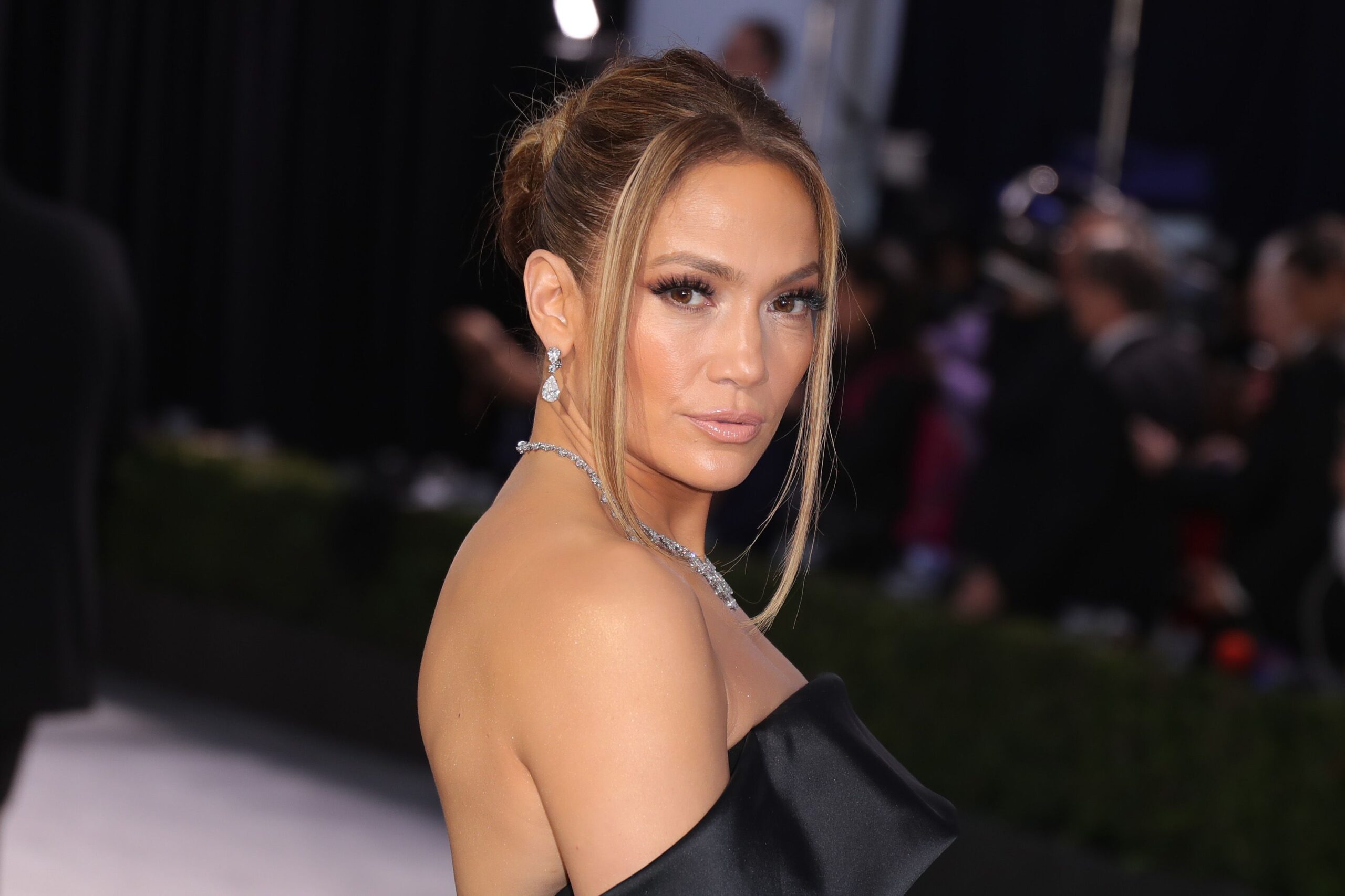 Jennifer Lopez își promovează noile produse din marca proprie de frumusețe, etalându-și formele voluptoase pe TikTok