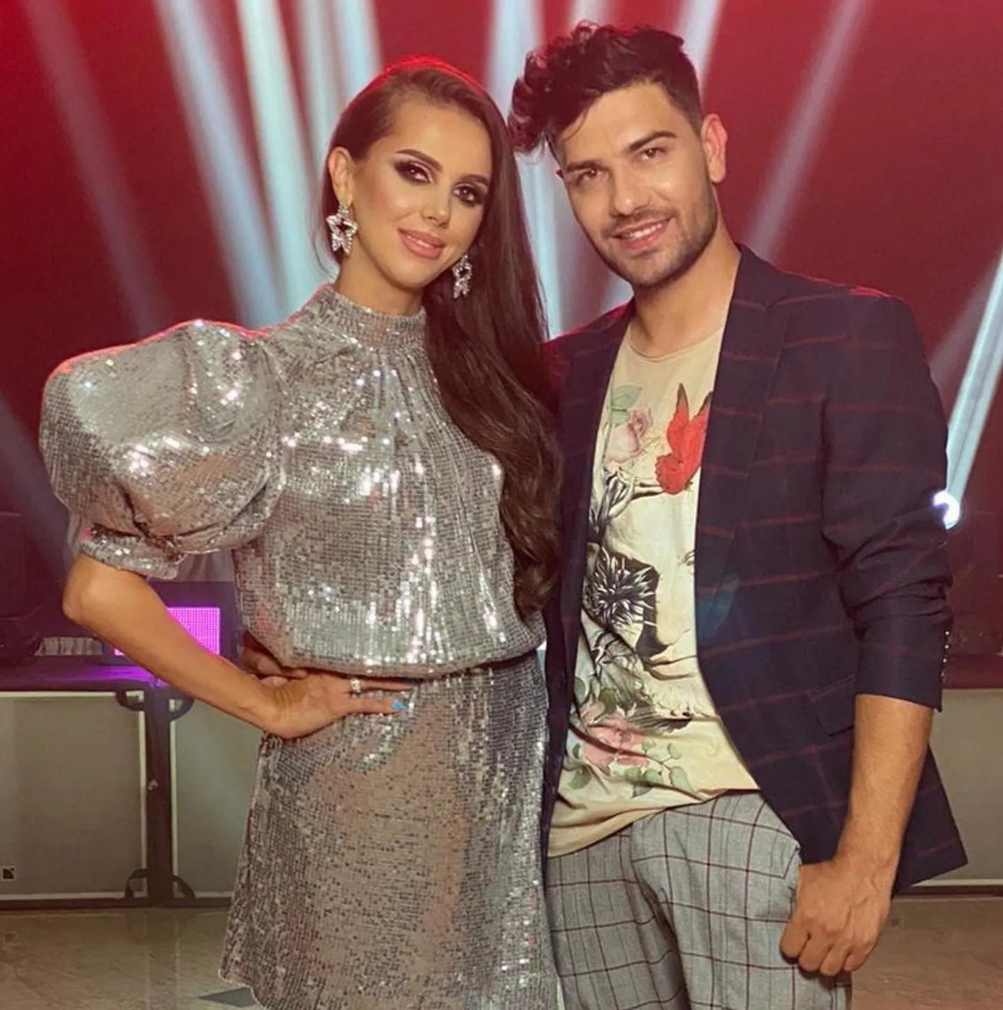 Un cântăreț de muzică ușoară o dă pe muzică de petrecere! Cu ce artiști de TOP lansează HIT-ul verii