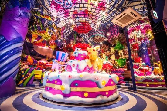Nuanțele psihedelice ale cafenelei „Kawaii” din Tokyo, scufundată în pandemie