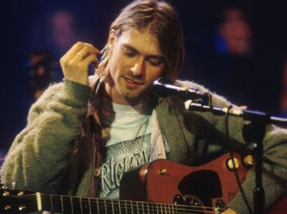 Cardiganul verde al lui Kurt Cobain, scos la licitație, nu a fost spălat