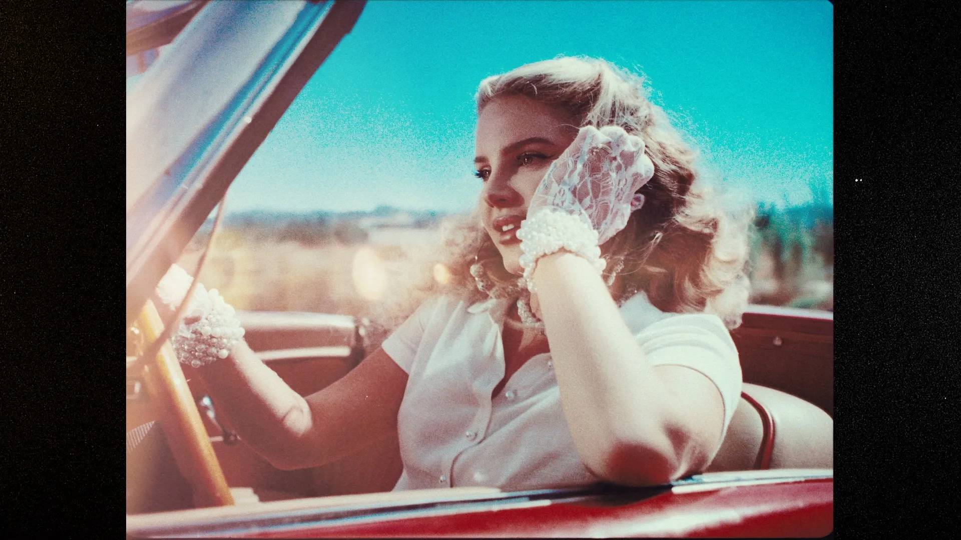 Lana Del Rey a lansat piesa „Chemtrails Over The Country Club” si a anuntat lansarea albumului ei!