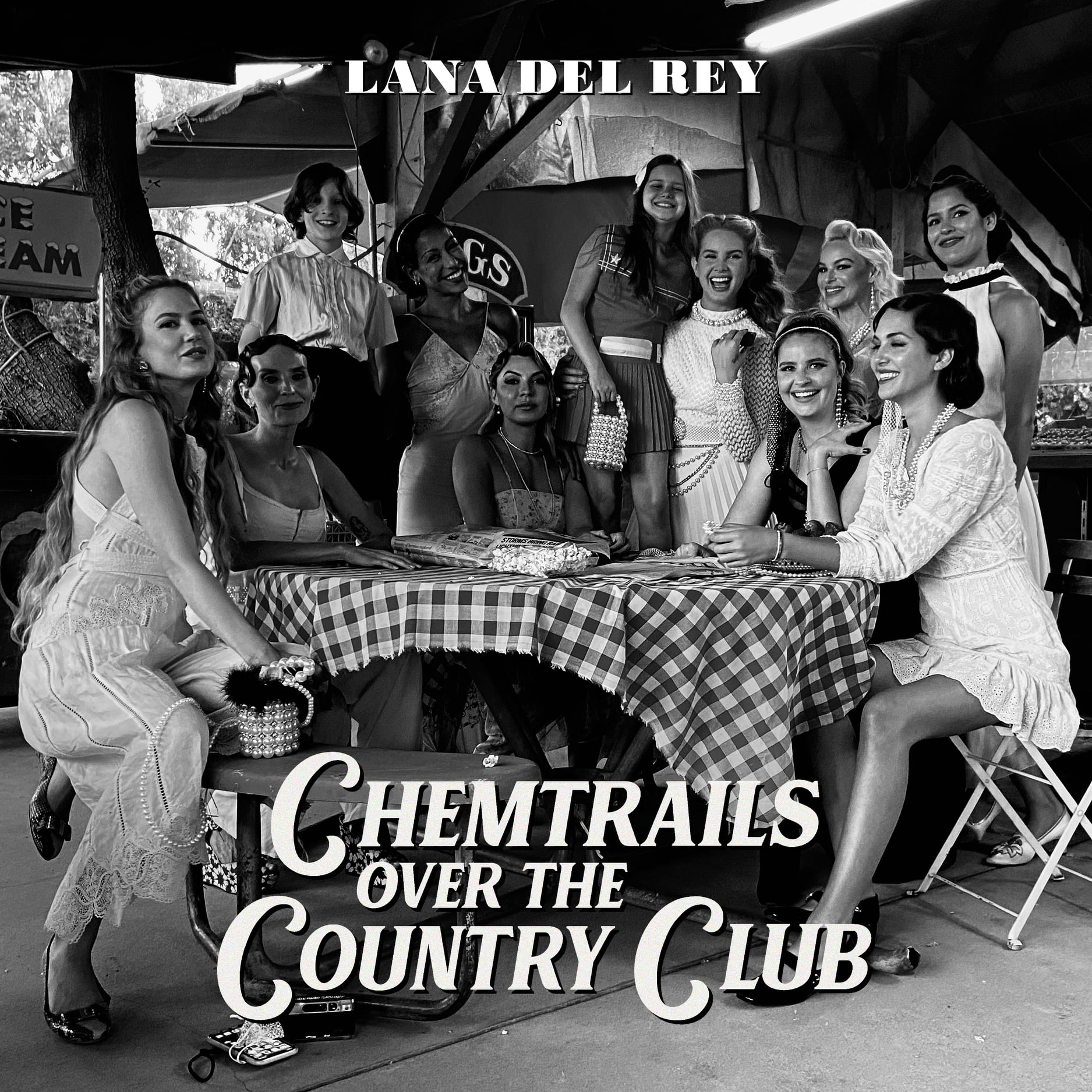 Lana Del Rey lanseaza albumul „Chemtrails Over The Country Club”