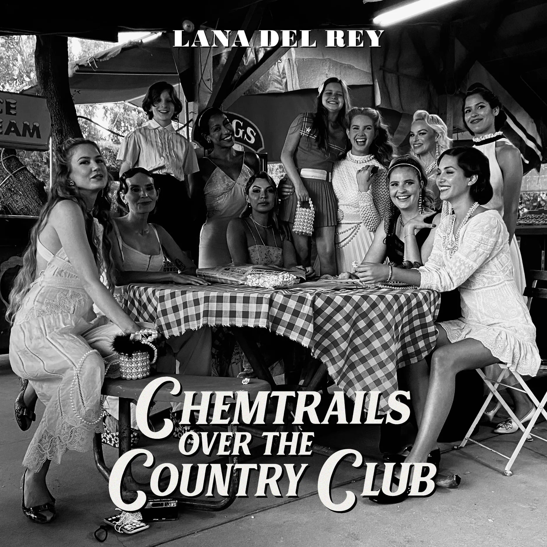 Lana Del Rey lanseaza albumul „Chemtrails Over The Country Club”