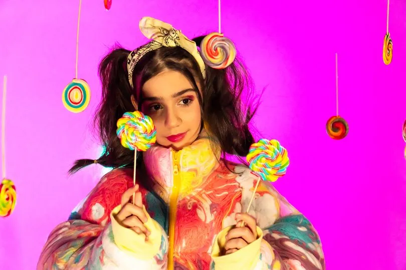 Cine e Lil Lari, solista adolescenta care face senzatie pe TikTok cu talentele sale