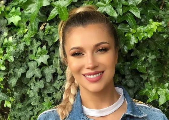 Lora renunta la „Vorbeste lumea” si se dedica muzicii si afacerii ei