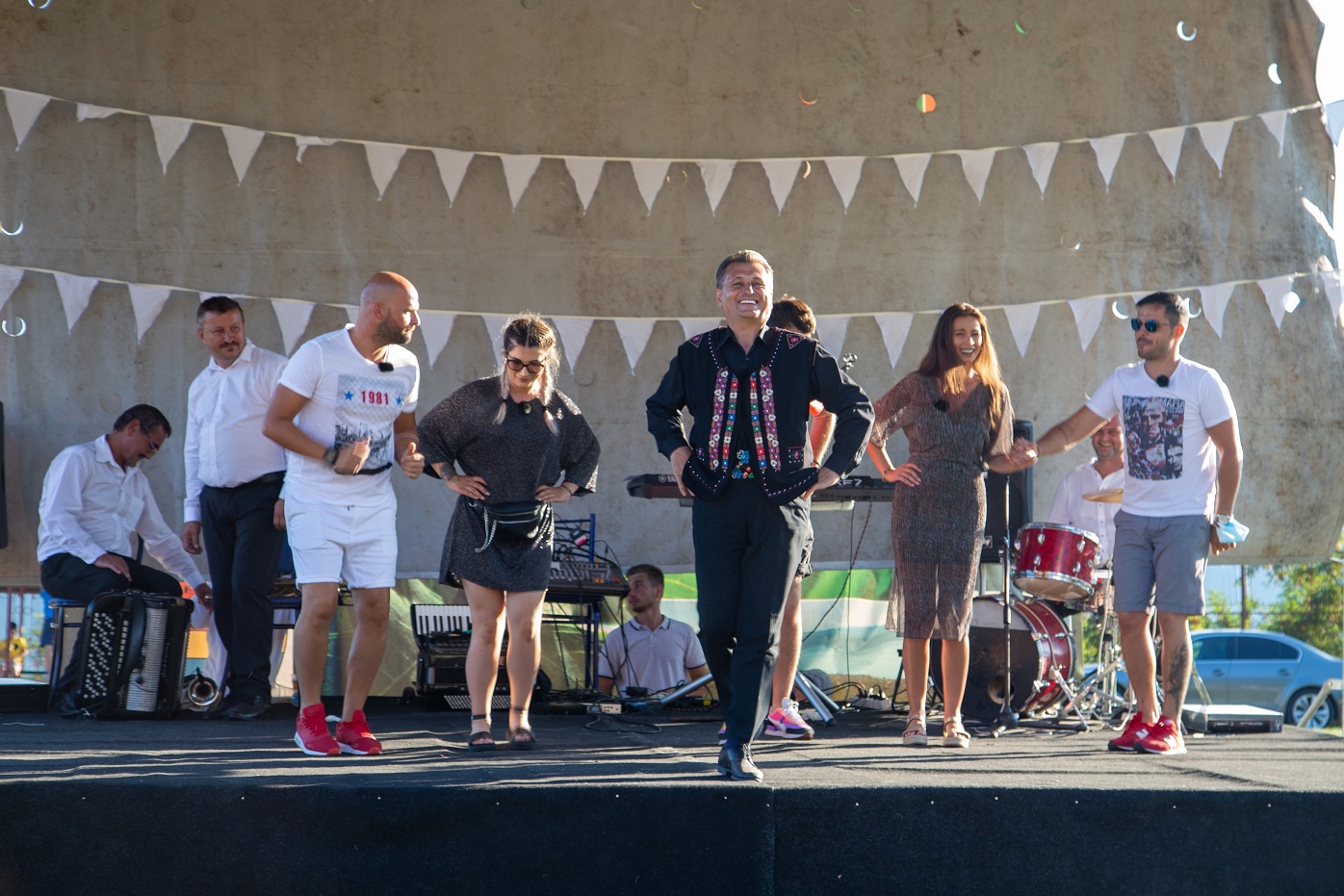 Din 6 decembrie, în fiecare luni, marţi şi miercuri, la Antena 1, Nea Mărin spune Poftiţi pe la noi: Poftiţi prin ţară!