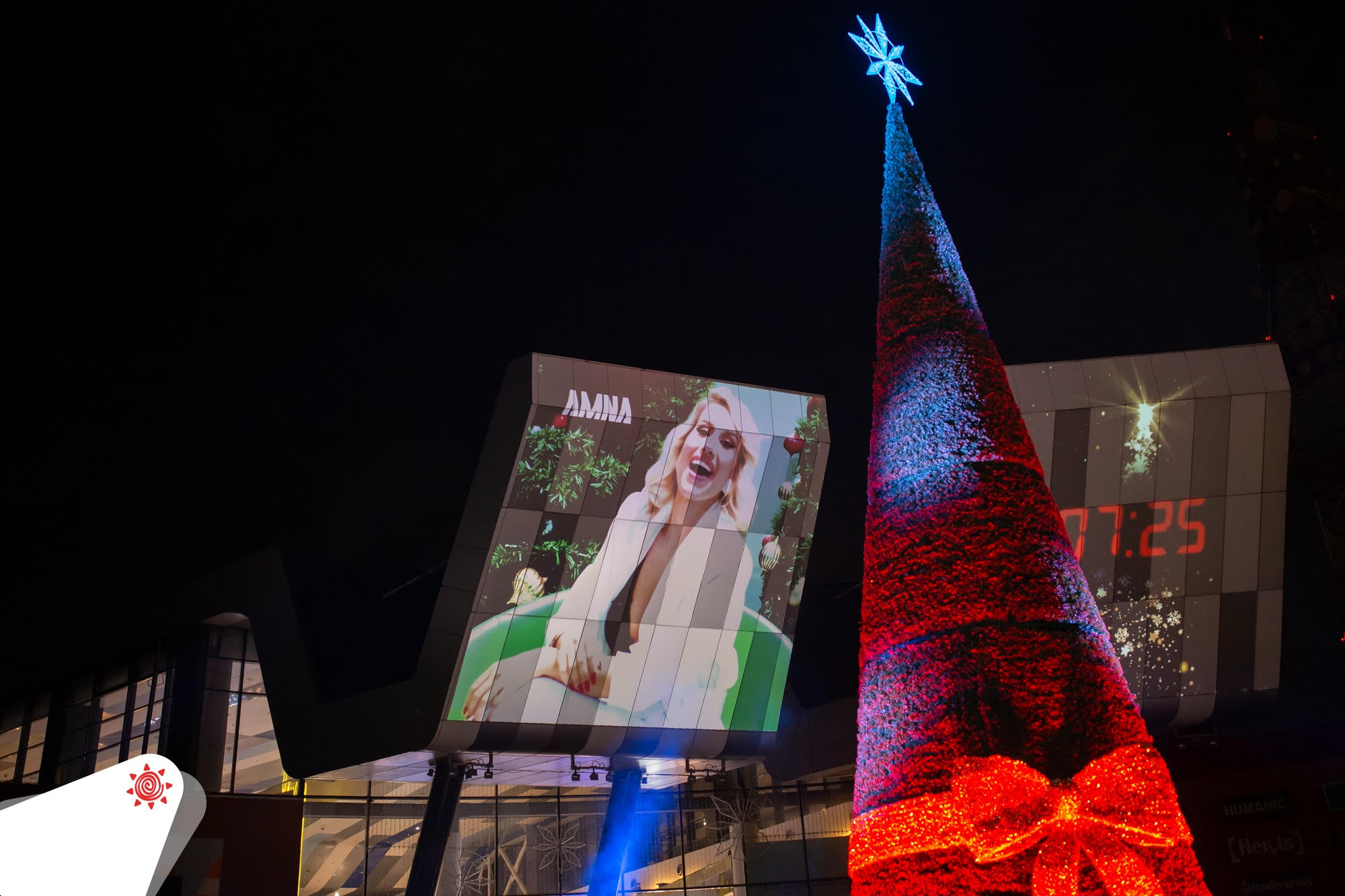 Mii de bucureșteni și-au proiectat mesajele de optimism pe fațada unul mall din București