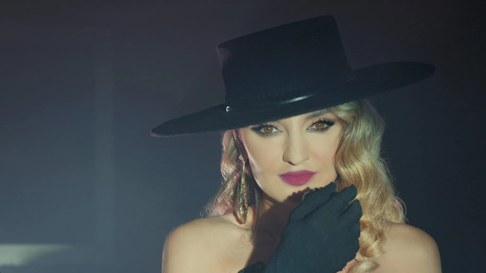 Înainte de participarea la Eurovision, Miryam a lansat videoclipul piesei „Fistic”