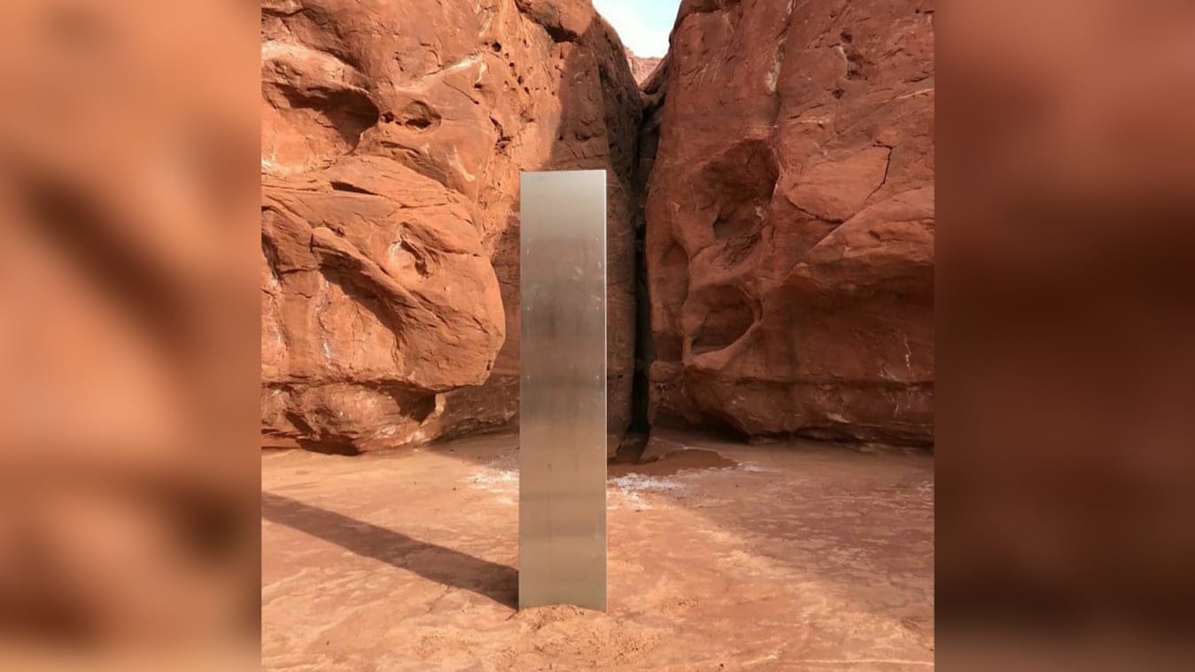 Monolit sau doar gunoi? Sculptura metalică din Utah pare să fi fost demolată