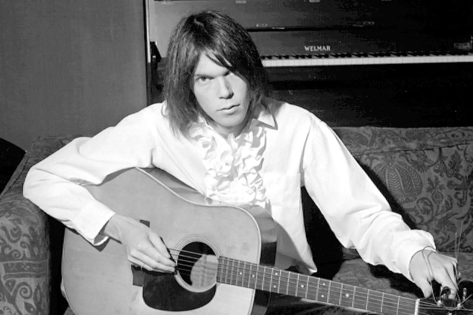 Neil Young își alocă dreptul la vânzarea a jumătate din cartea sa de melodii