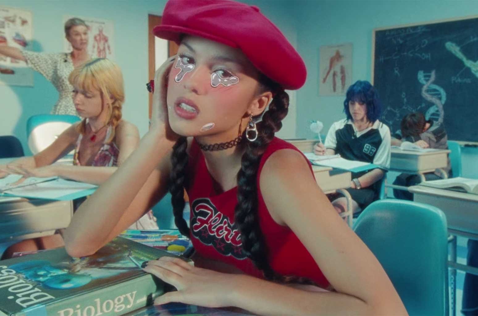 Olivia Rodrigo a lansat videoclipul piesei “Brutal”