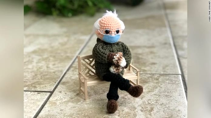Păpușa croșetată a meme-ului lui Bernie Sanders strânge 40.000 de dolari pentru caritate