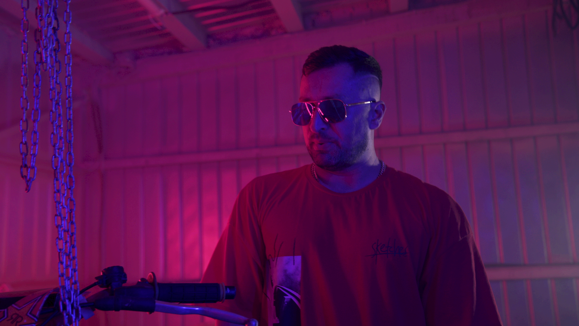 Mr. VIK a lansat videoclipul piesei „Illegal” din proiectul Friday Raggaeton
