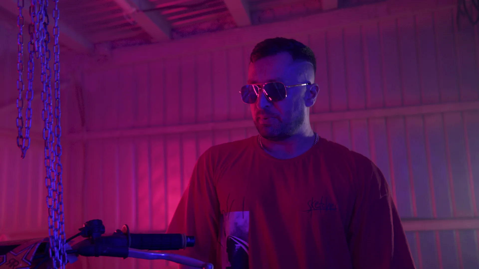 Mr. VIK a lansat videoclipul piesei „Illegal” din proiectul Friday Raggaeton