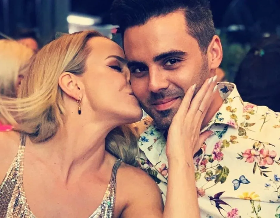 Actorul Razvan Banica a cerut-o de nevasta de Craciun pe iubita lui, Sandra Izbasa