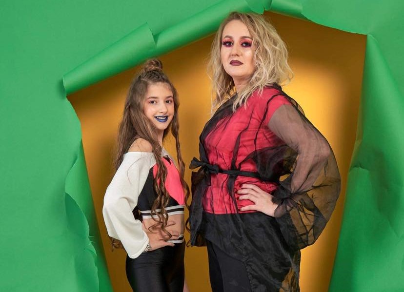 Cel mai tanar designer din Romania are 11 ani! Sara a inceput ca model si acum continua ca designer