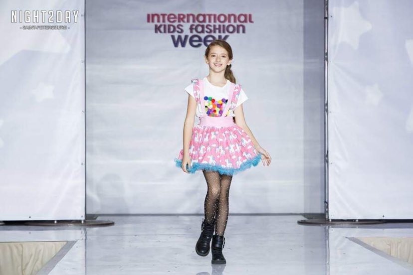 Un designer de 11 ani, Sara, isi prezinta colectia in 5 orase. Dubai, Paris, Cannes, pe lista ei