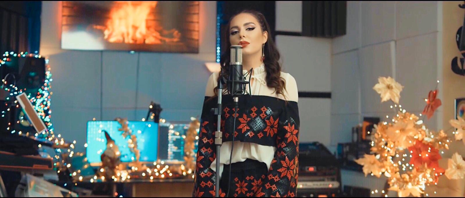 Sayra calcă pe urmele Paulei Seling! Vezi ce colind a lansat vedeta!