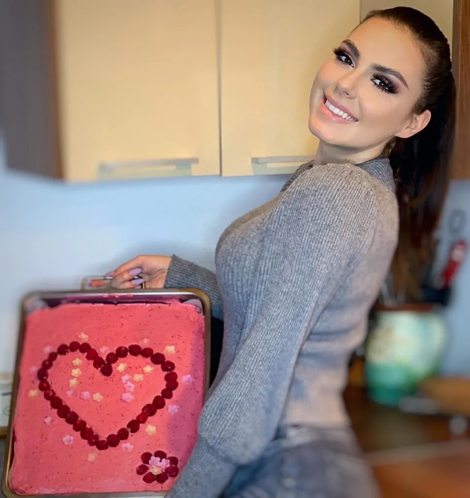 Artista Sayra ne-a pregătit prăjitura ei preferată cu ocazia zilei de Dragobete
