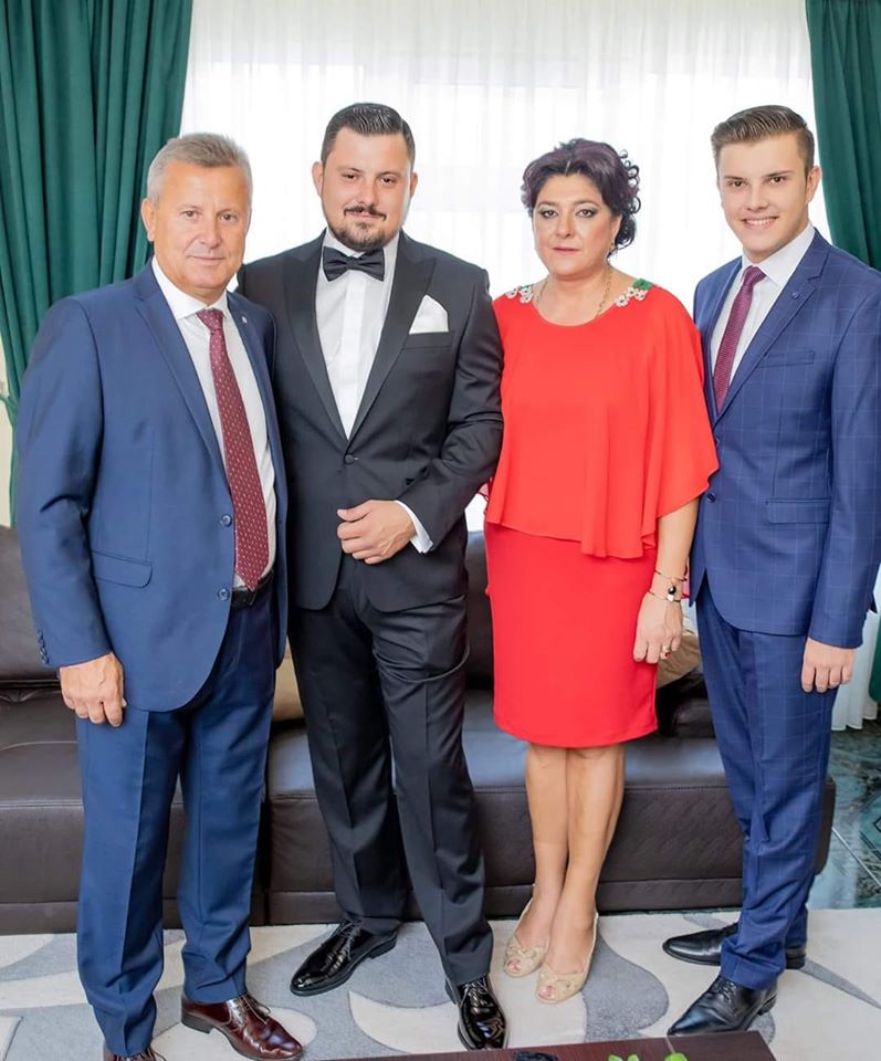 Tanarul artist Sebi David, solistul cu ciucurasi și mama sa conduc doua instituții importante din Argeș.