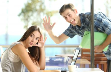 10 semne că iubitul tău e OBSEDAT de tine
