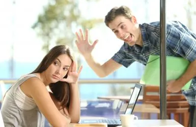 10 semne că iubitul tău e OBSEDAT de tine