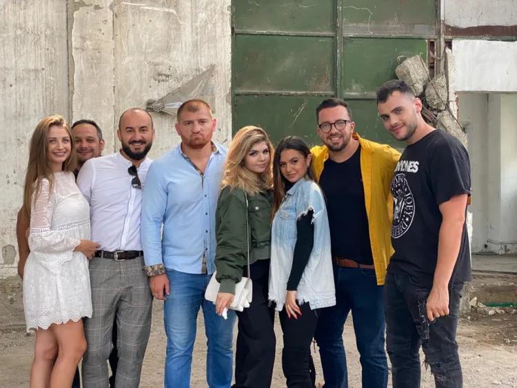 S-a lansat un nou serial online „6ASE”, produs de Vlad Baba, in care joaca Mircea Eremia