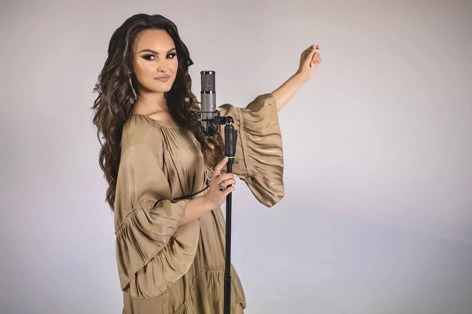 Timisoreanca Simona Ruscu ne sfatuieste prin noul ei single sa pretuim viata!