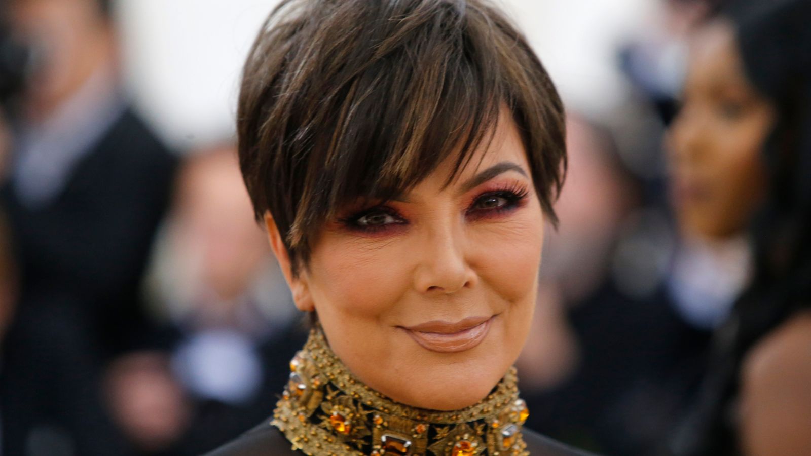 Kris Jenner arată incredibil cu noul look blond în timp ce o sărbătorește pe Paris Hilton