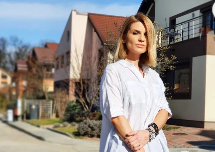 Interviu Ellie White: „Condusul e una din pasiunile mele, apoi sa merg la studio si sa creez muzica”!
