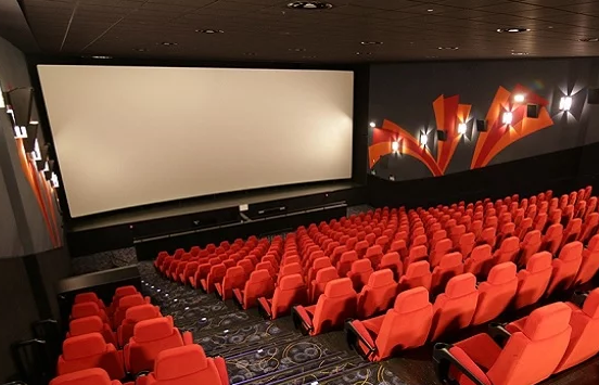 Teatrele speră la Bond și Black Widow pentru a redeclanșa industria filmului din 2021