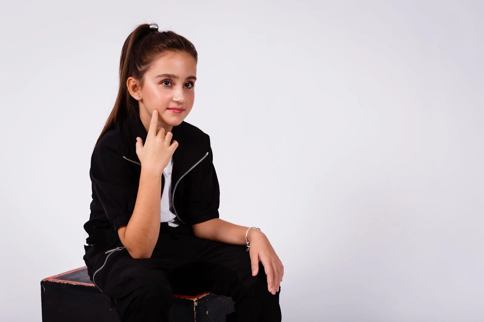 La 11 ani lucrează cu Mihai Alexandru cu care a lansat videoclipul piesei „Se Intampla-n Mintea Mea”